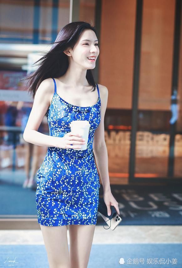  感觉|张予曦这身材美了！吊带碎花裙显得身体太瘦了！