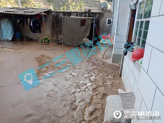  路基|绥延高速路基塌陷一个大坑 雨水顺着大坑从居民窑洞里冲出
