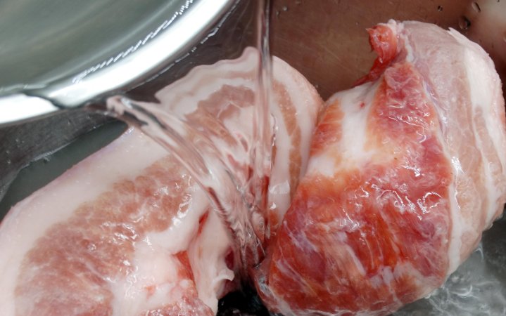 学会|解冻肉时,最忌直接用水泡!学会这2招,快速解冻,口感鲜还营养