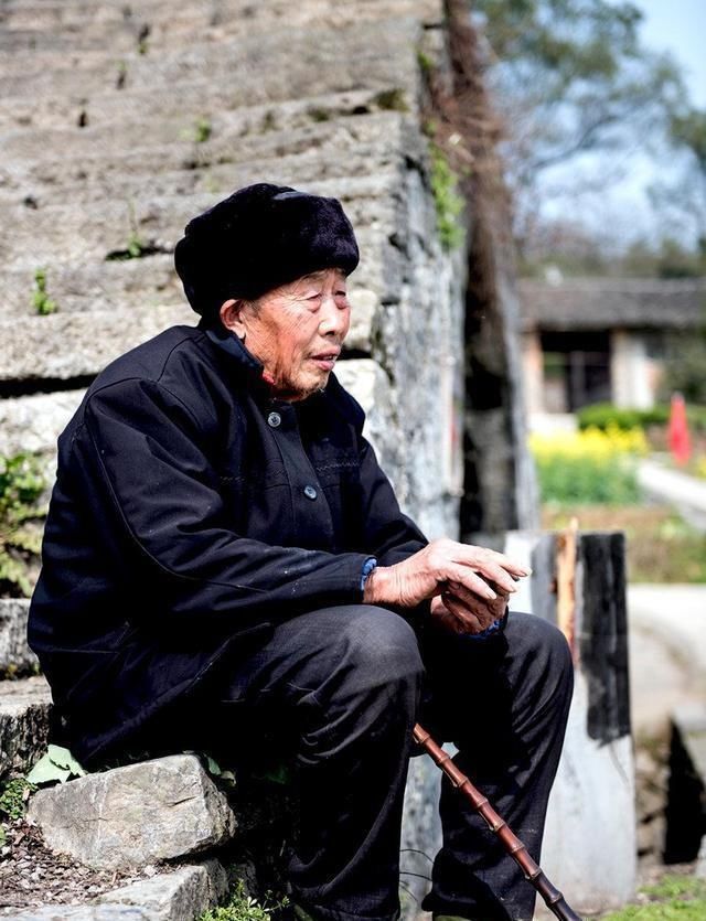 公交司机|贵州公交坠湖,司机是封闭性思维受害者,大学生最该吸取教训