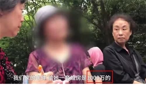 相亲|上海相亲角:上海户口是基本，月薪1万是讨饭，有车有房算三流人