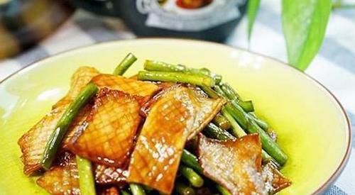 火爆|美食优选:杏鲍菇炒蒜薹,泡椒牛肉,凉拌猪耳朵,火爆猪肝的做法