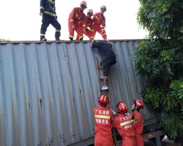  空港区专职|货车失控栽水沟，司机被困车顶