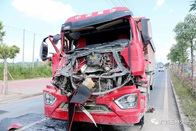  民主南路|玉林两泥头车追尾致1人受伤，原因是……丨两客一危一货