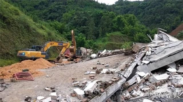  今日|云南昭通一地山体崩塌，被埋的一对父子今日上午找到时已遇难