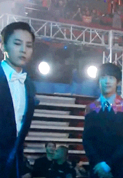 生活|搞笑GIF:在网吧多年,第一次看到这么懂得生活的少年