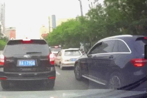 绿化带|@晋A518YF，看把你厉害的，碾压绿化带右转