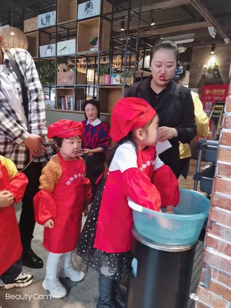  体验|寓教于乐，萌娃动手体验食物来之不易