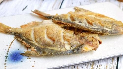  保证|鲳鱼这样煎又酥又香，保证皮不破肉不散，老公喜欢的下酒菜