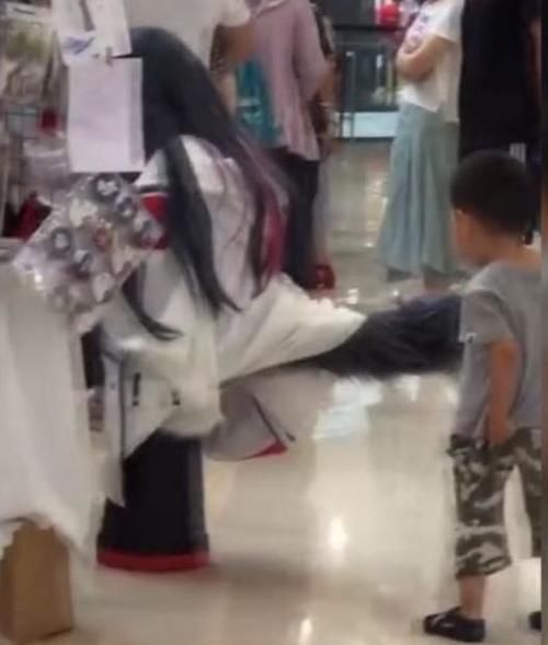  商场|男孩在商场对一条“尾巴”耿耿于怀，摸了又摸的举动太可爱：懵了