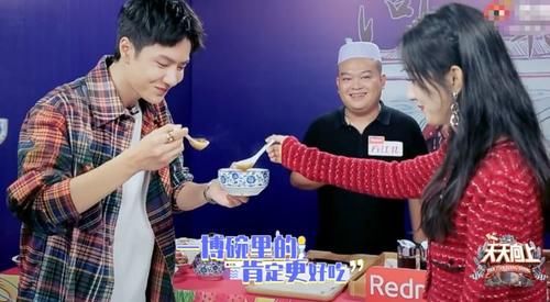  美食|《有翡》初上节目，赵丽颖很照顾‘弟弟’王一博，吃美食同喝一碗汤