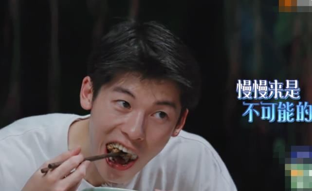  明白|都说许光汉饭量大，镜头俯拍看到碗里的米饭，明白明星标准了