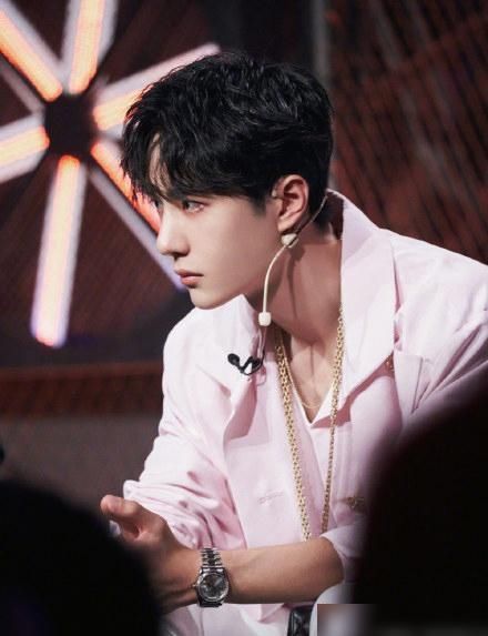  奶盖|《这就是街舞》王一博反撩小宝，粉嫩奶盖的撩头杀摸脸杀