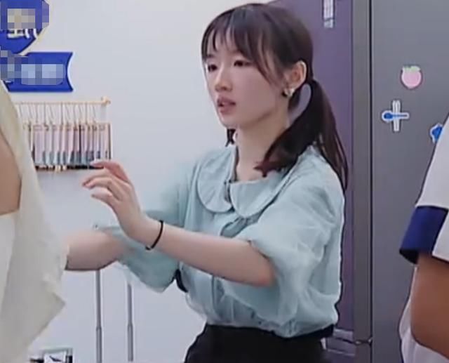  空调|“宝妈”赵丽颖对准空调口切菜，看清身后李浩菲举动，我路转粉了