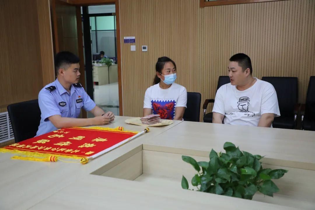  威海|“老公，天上掉钱了！”威海夫妻一顿捡，四万五……