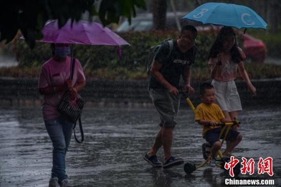 强降雨|台风“森拉克”擦过海南三亚 琼岛出现强降雨天气