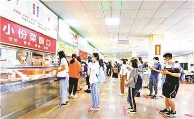 频出|高校食堂频出“光盘”新招，清华大学馒头切成两半卖