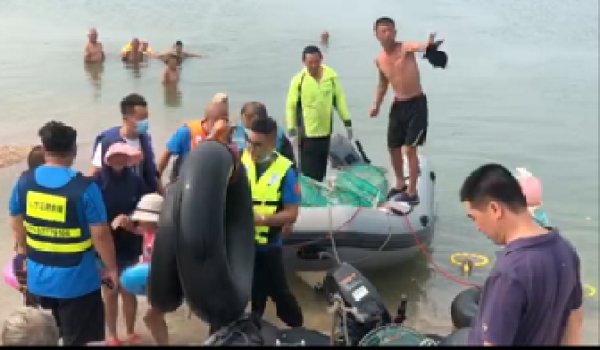  下海|事发大连！男子挎着浮力圈下海不见踪影，3小时后…