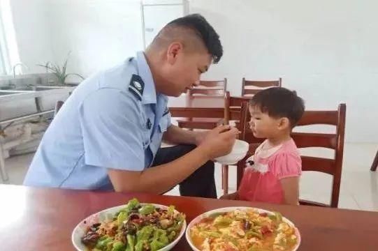  冯女士|栾川景区门口“捡到”2岁小女孩，陪她玩了一个小时后......