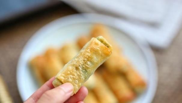  吃法|饺子皮新吃法，卷一卷煎3分钟，又脆又香，我家最近早餐离不开它