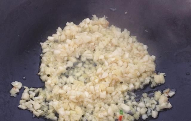  猪肉|这是吃五花肉的新方法，这是用水和大蒜煮的，他很肥但不油腻