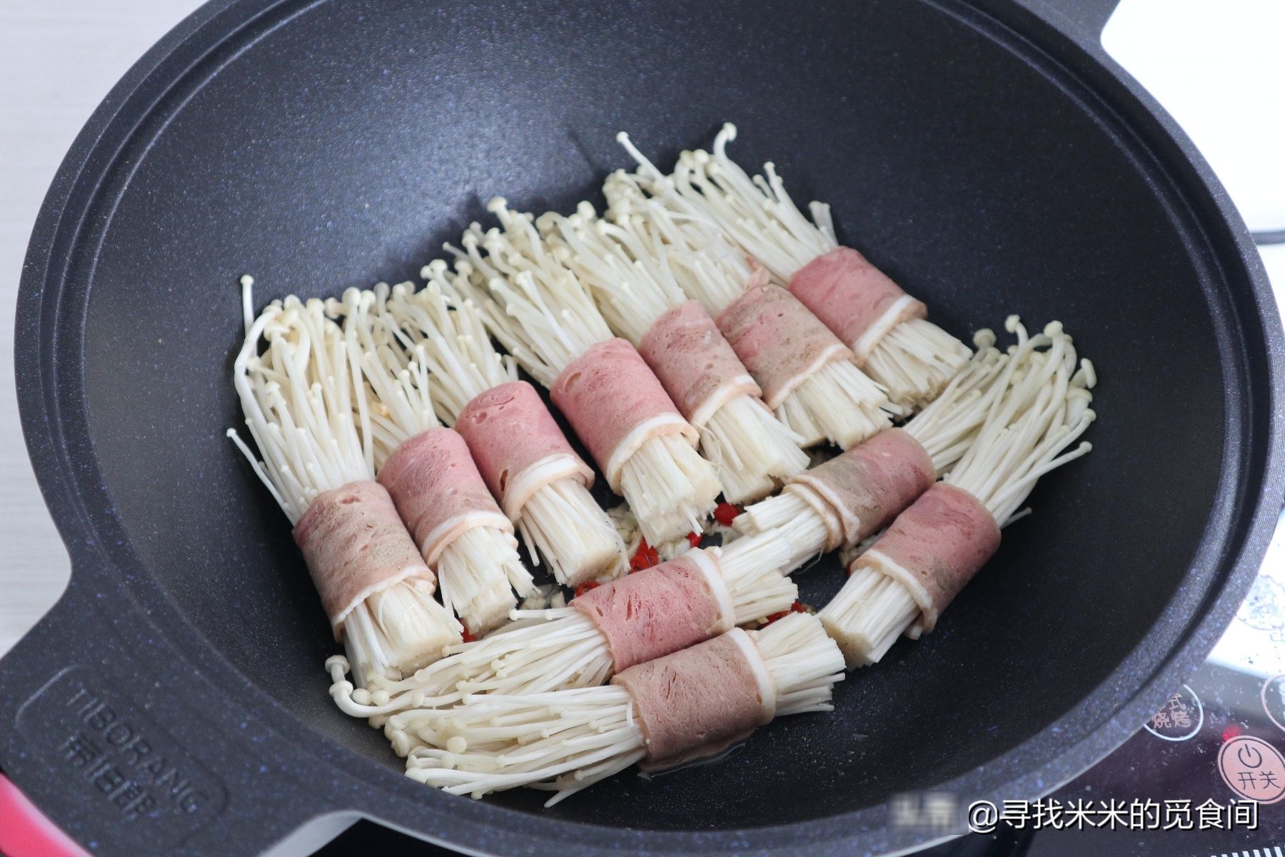 美味|培根金针菇这样做,鲜香美味口感好,酱汁拌饭更过瘾,太下饭了