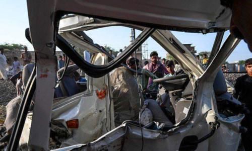  亲戚|一家19人参加亲戚葬礼返途中意外死亡，司机侥幸与火车抢道，客车被撞粉碎