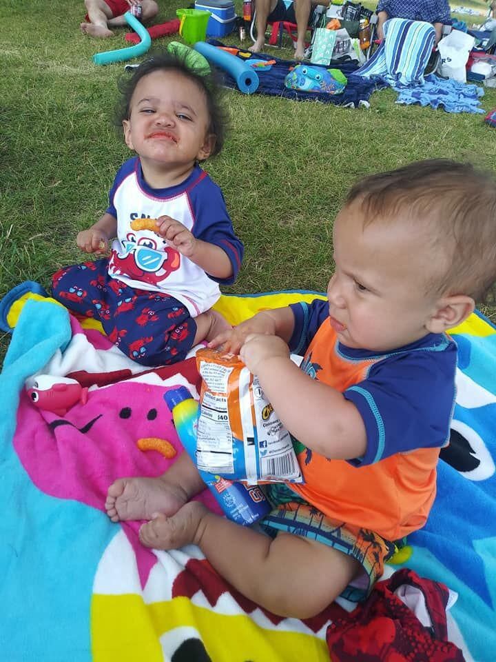  虐待|1岁双胞胎遭亲妈虐待一死一重伤，婴儿床上全是血