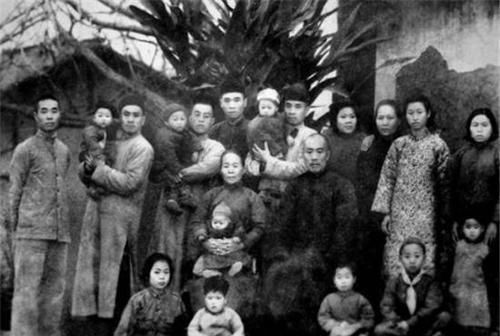  打渔|9张100年前农村的老照片，图3的人打渔后回家，图8是下乡的贵妇人