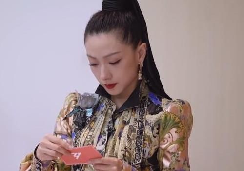  淘汰|万茜皇族被孤立？送别袁咏琳淘汰，队员不带她玩了