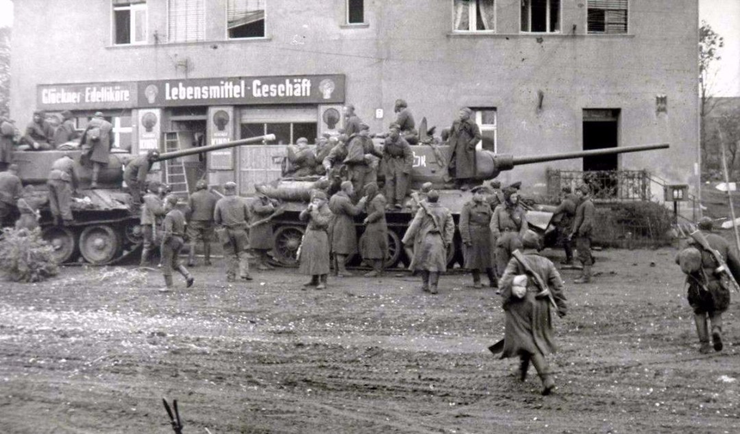 换来|苏联当年为何非要单独攻占柏林?30万人的伤亡,换来了什么?