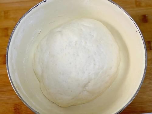  不腻|两片饼子夹着肉，酱汁外溢，爽而不腻