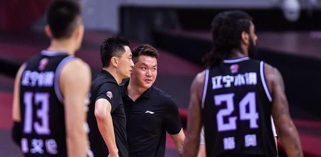 进攻|太惨了!贺天举低迷原因终于找到了,网友:杜锋这样很伤人