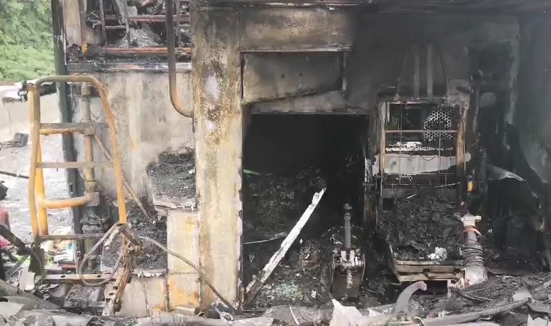  大客车|黔东南高速公路上大客车突然起火，司机一个动作救了全车人