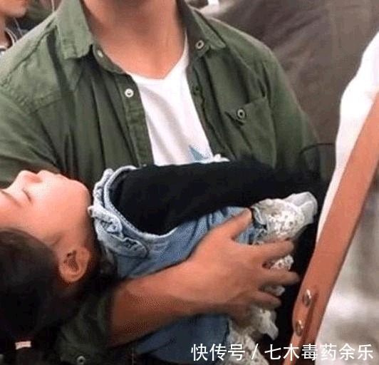 地铁|爸爸抱沉睡女儿乘地铁,40分钟没人让座,爸爸的举动却让人泪目