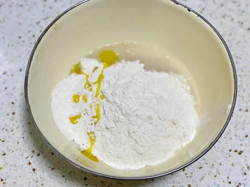  不腻|两片饼子夹着肉，酱汁外溢，爽而不腻