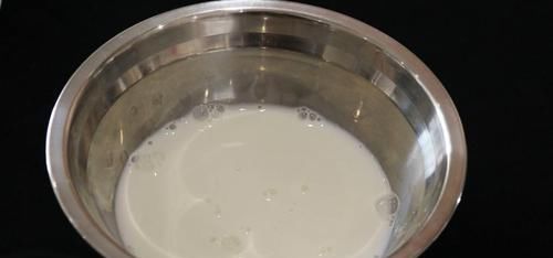 搅散|不需要用烤箱,教你做草莓班戟,比蛋糕店卖的还好吃,简单又好学