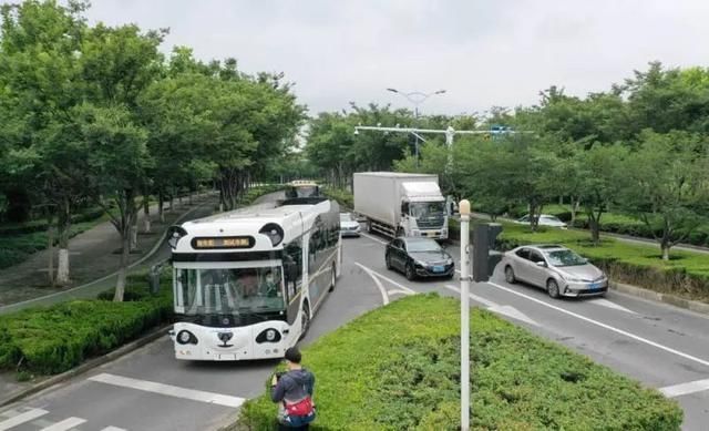 上海|太萌啦！上海街头现熊猫公交车，自带各种高科技！你碰到过吗？