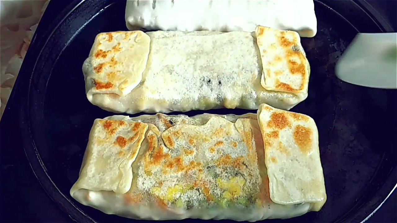 做成|入秋后,多吃点西葫芦,做成馅饼真香,做法简单,出锅皮软馅香