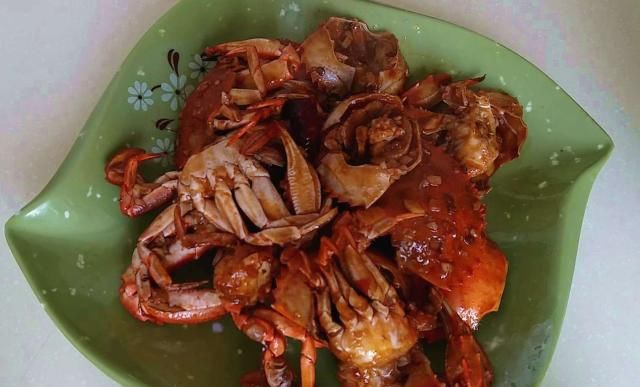  螃蟹|螃蟹别再蒸着吃了，这样一做外酥里又嫩，炒了一大盘硬是不够吃！