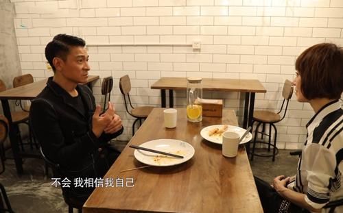 自助餐|刘德华请鲁豫吃自助餐,有谁注意他碗里吃的饭菜?打脸半个娱乐圈