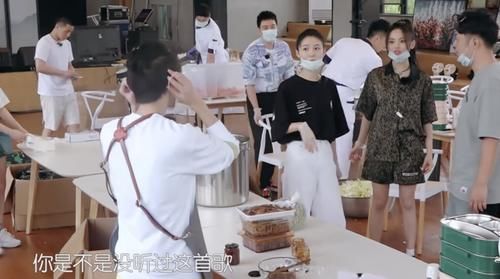 王源|《中餐厅4》王俊凯吐槽杨超越跑调,用词犀利,和王源很有默契