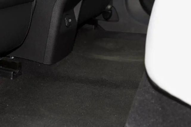 SUV|试驾奔腾全新纯电动SUV E01!造型科幻+三块大屏,驾乘感舒适