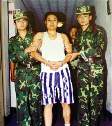 悍匪|建国以来四大悍匪照片：图3被押上刑车的“贼王”，图5三天内杀害四名舍友