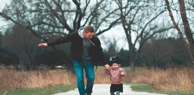  父亲|这3种爸爸，养出的孩子多半自卑又懦弱，长大很难出人头地