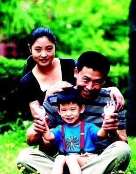  胡亚捷|胡亚捷与妻子3次离婚大战，为何不但没得逞反而还“割地赔款”？