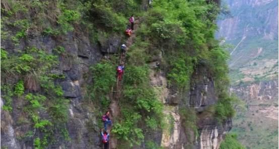  回到|全中国最难回到的家，回家必须攀爬800米的悬崖，当地人已习惯