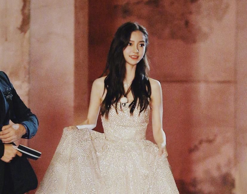  郑恺|郑恺突然掀开baby裙子，谁留意baby说了什么？网友：黄晓明知道吗？