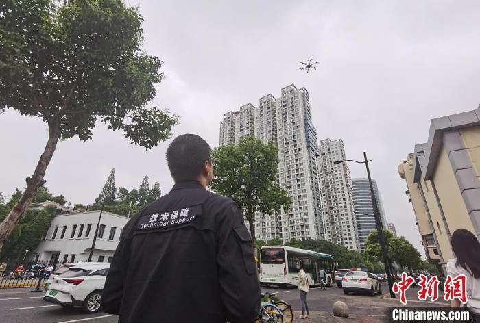 上海警方出动3000余名安保力量护航5万余名考生