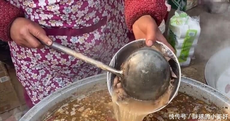 食客|早餐店做重口味汤，15元一碗有饼有荤菜，食客们骑电三轮赶来品尝